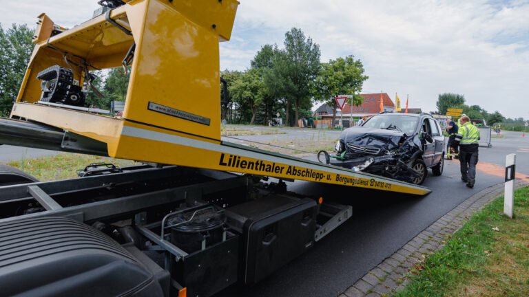 Ein Unfallfahrzeug wird auf einen Abschleppwagen gezogen.