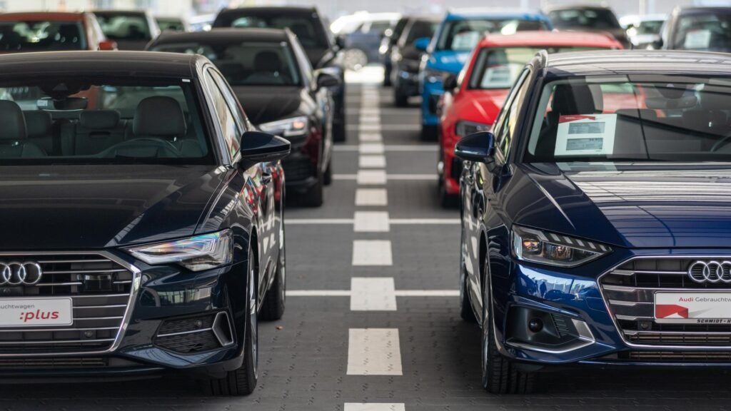 Gebrauchte Audi-Fahrzeuge werden zum Verkauf angeboten.