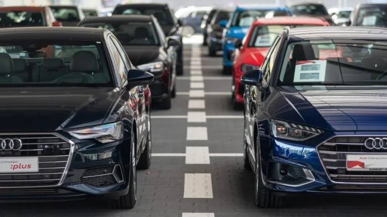 Gebrauchte Audi-Fahrzeuge werden zum Verkauf angeboten.