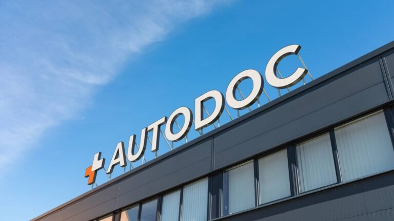 Das Logo des Online-Teilehändlers Autodoc über dem Headquarter in Berlin.